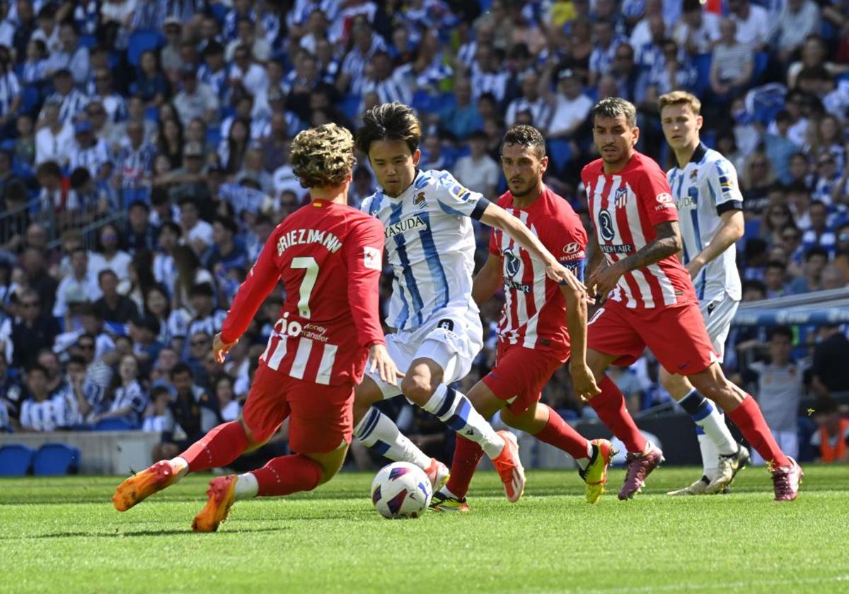 Kubo y Griezmann pugnan por un balón en el Real Sociedad - Atlético.