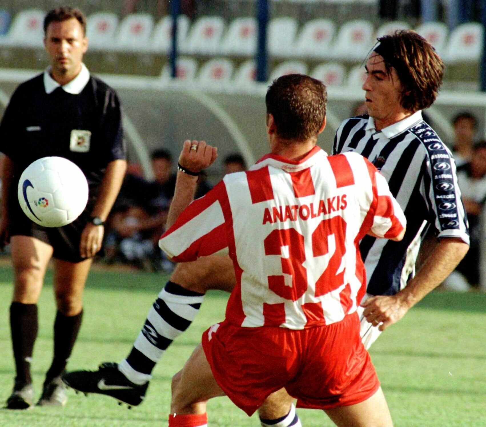 Sa Pinto trata de superar a Georgios Anatolakis, actualmente político derechista, en el Trofeo Colombino de 1998.