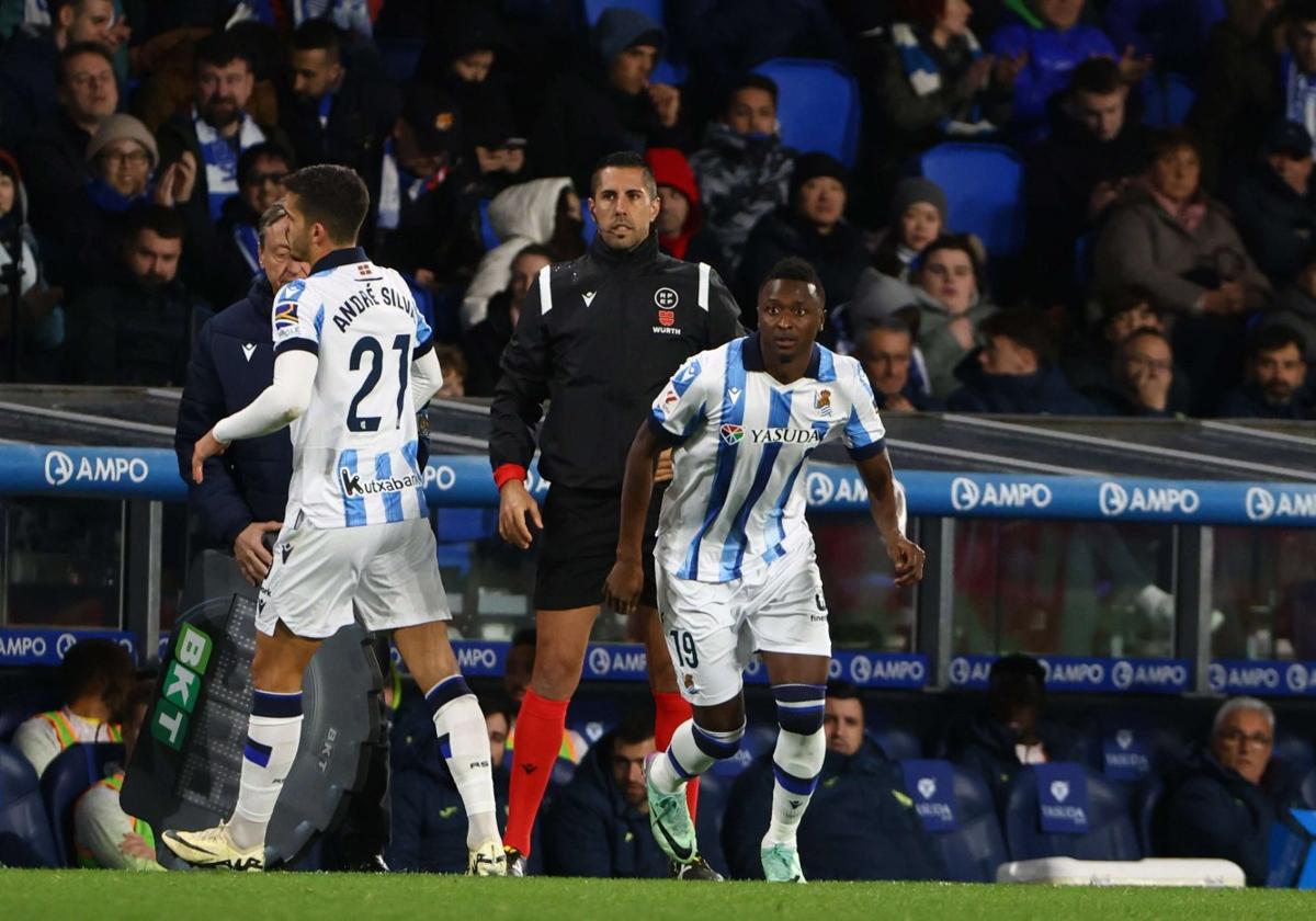 Silva es sustituido por Sadiq en el partido contra el Villarreal en Anoeta.