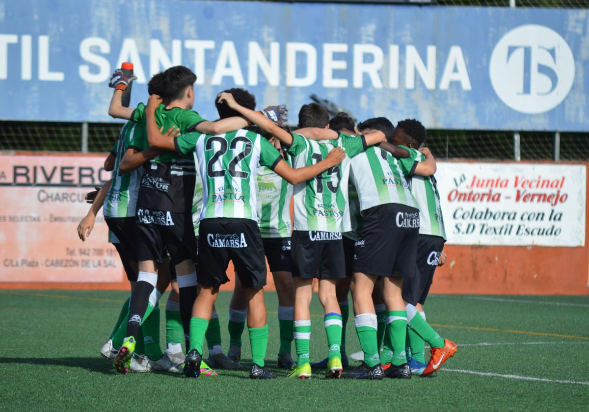 Jugadores de la cantera del Racing de Santader tras un partido.