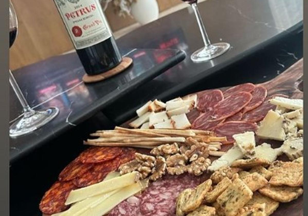 Picoteo de lujo que se dieron Antoine Griezmann y su mujer, Erika Choperena.