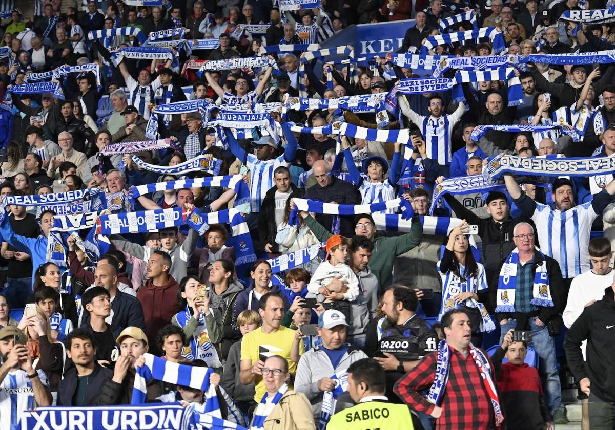 Aficionados de la Real Sociedad durante un partido en el Reale Arena.