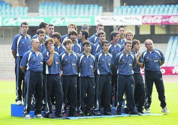  En Anoeta. Plantilla de la UPV en la presentación conjunta que realizó la Real en Anoeta con todos sus equipos formativos en la temporada 2005/06. Pablo Quiza