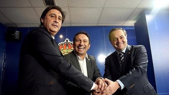 Loren, Eusebio y Aperribay estrechan sus manos durante la presesntación del nuevo entrenador de la Real.  