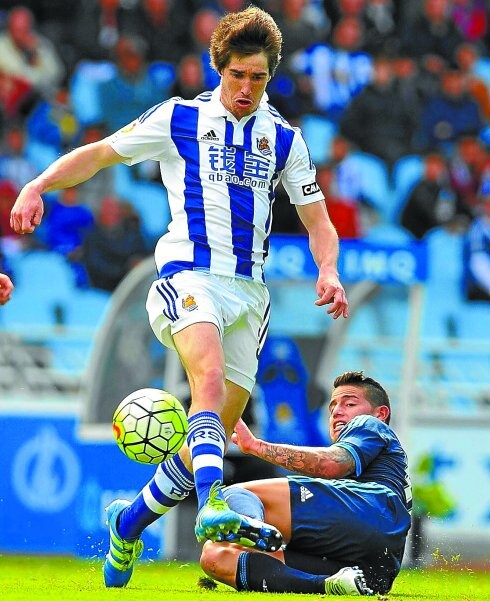 Aritz Elustondo esquiva la entrada de James en el encuentro de la pasada jornada ante el Real Madrid en Anoeta.