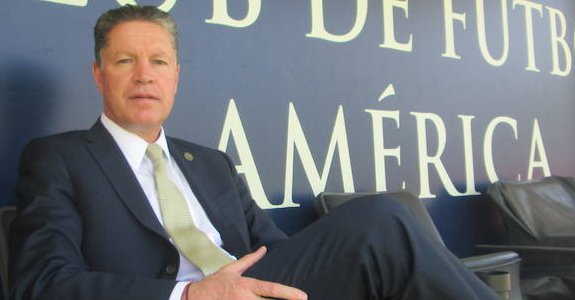 Ricardo Peláez, en la tribuna del campo del América de México. 