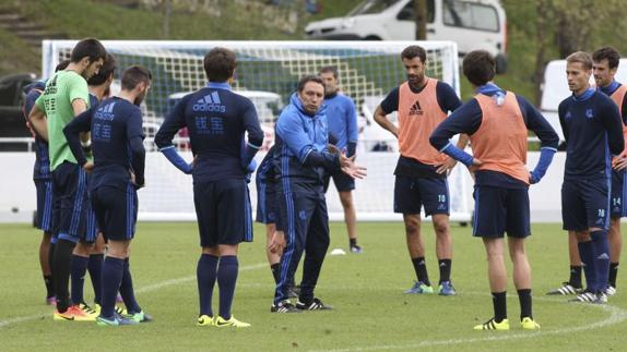 Eusebio da instrucciones a sus jugadores durante un entrenamiento en Zubieta.