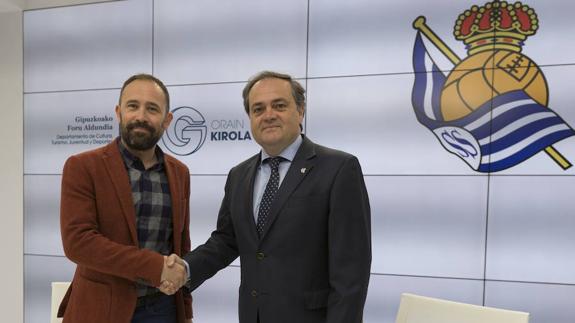 Denis Itxaso y Jokin Aperribay se dan la mano tras firmar el acuerdo.
