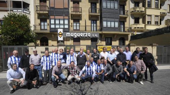 Los veteranos de la Real Sociedad posan junto a los héroes de Puerto Llano. 