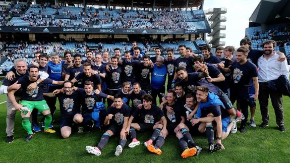 Los jugadores de la Real celebran el pase a Europa en el vestuario de Balaídos. 