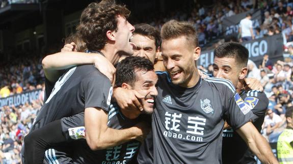 Los jugadores de la Real celebran el gol de Juanmi ante el Celta que garantizaba la sexta plaza y si el Alavés no ganaba al Barça en la final de Copa, como así ocurrió.