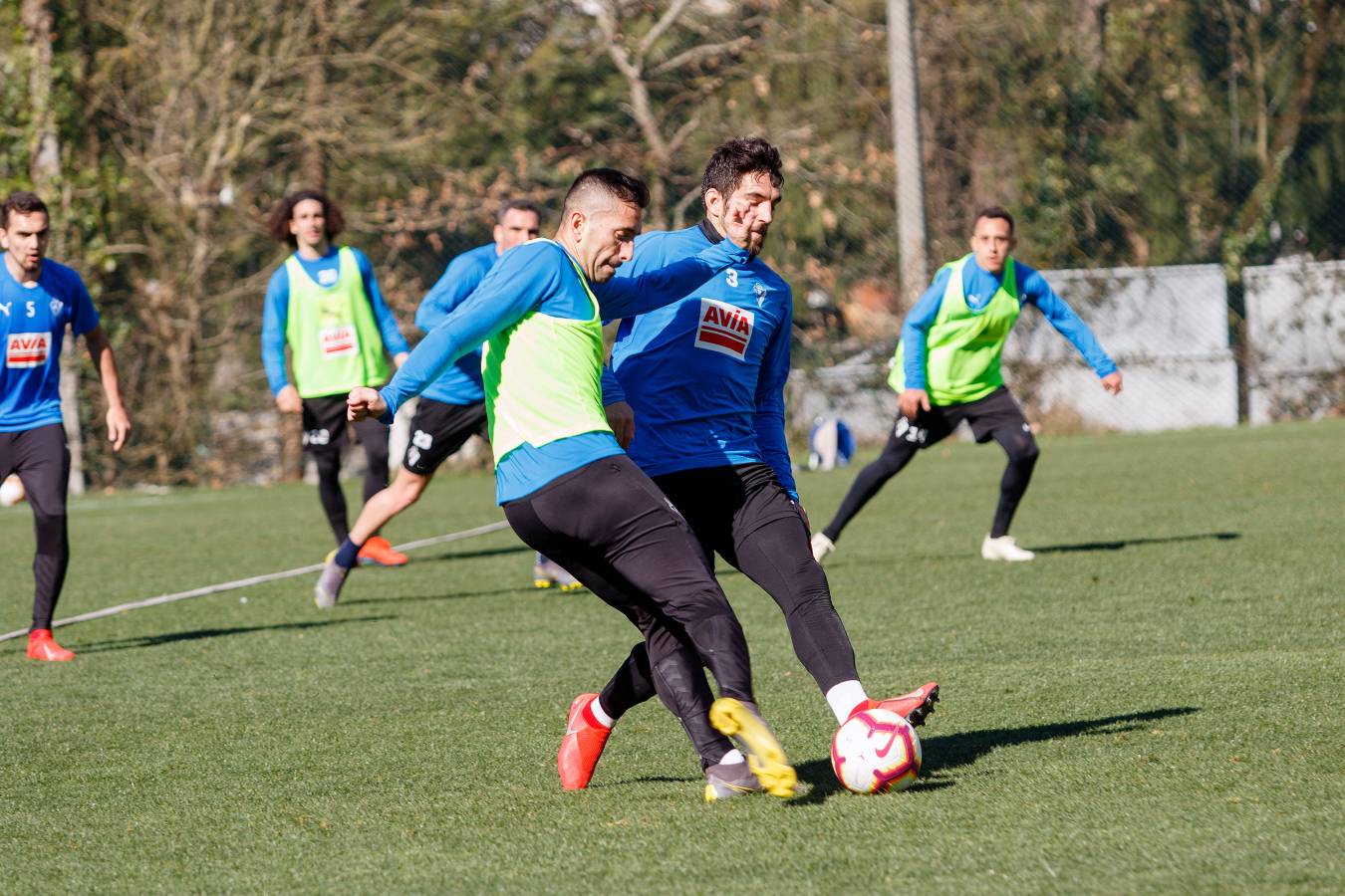 Los jugadores del equipo armero preparan en Atxabalpe el duelo ante el Celta de Vigo.