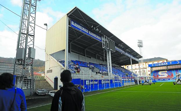 Aspecto de la tribuna Oeste de Ipurua antes del comienzo del derribo de la misma. 