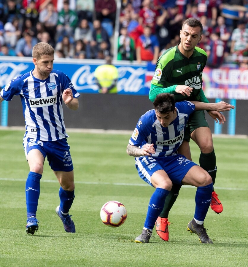 El Deportivo Alavés y la SD Eibar empataron este sábado en un duelo que estuvo muy abierto y en el que ambos contendientes tuvieron numerosas ocasiones para sumar más de un gol en la vigésima sexta jornada de LaLiga Santander.