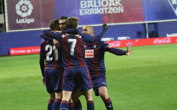 Los jugadores del Eibar celebran uno de los goles.