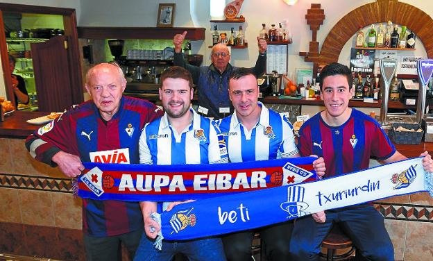 Pedro Mari Pérez, Jon Zubizarreta, Asier Vicente y Ander Rementeria se juntan en el bar de Juan Beraza (detrás de la barra) para hablar del derbi de Anoeta. 