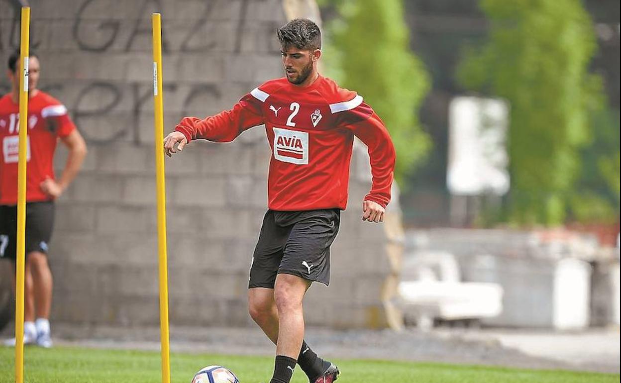 Jordi Calavera conduce un balón durante un entrenamiento del Eibar.