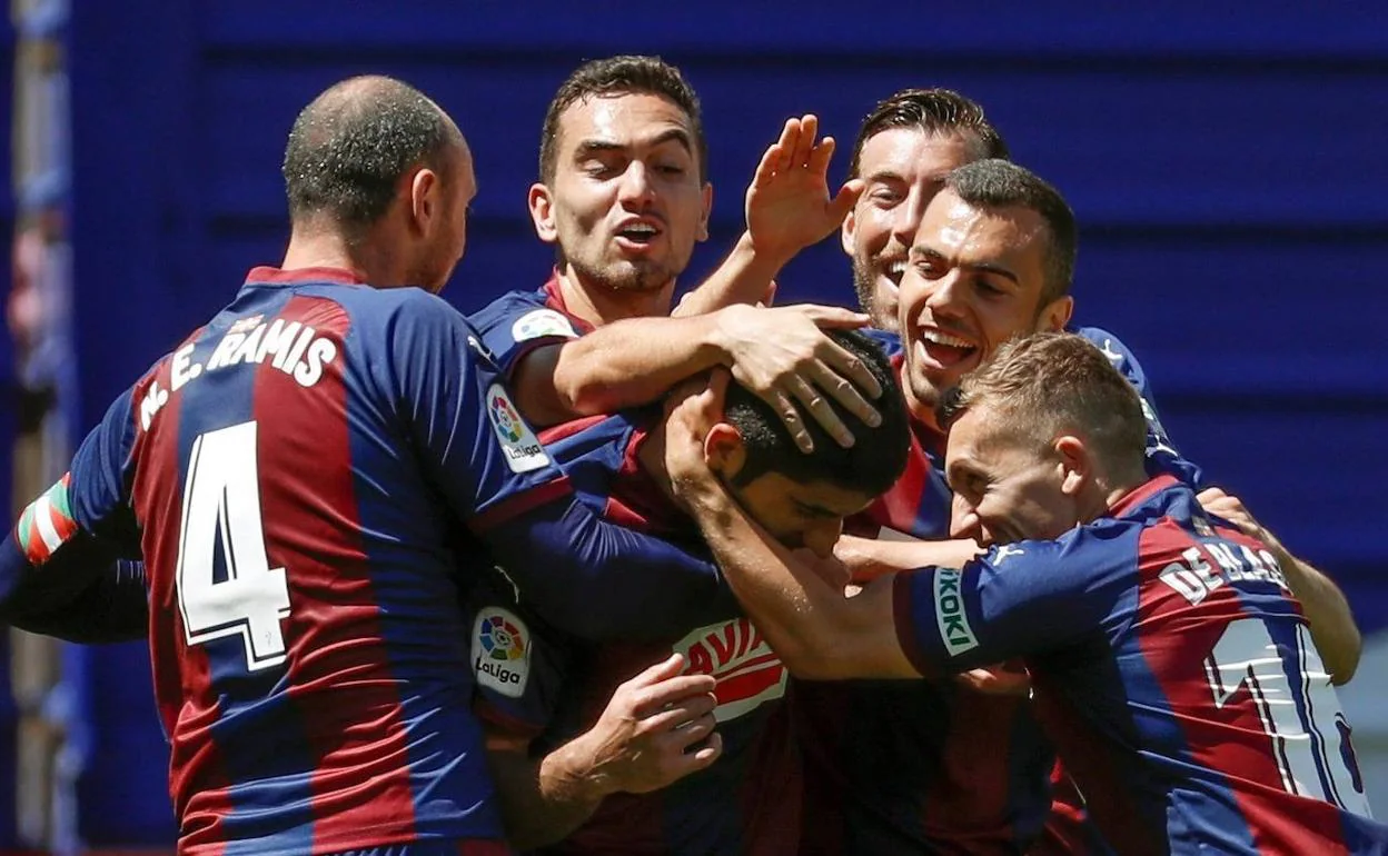 Cote es felicitado por sus compañeros tras el gol conseguido contra el Betis en Ipurua en la temporada 2018-2019 