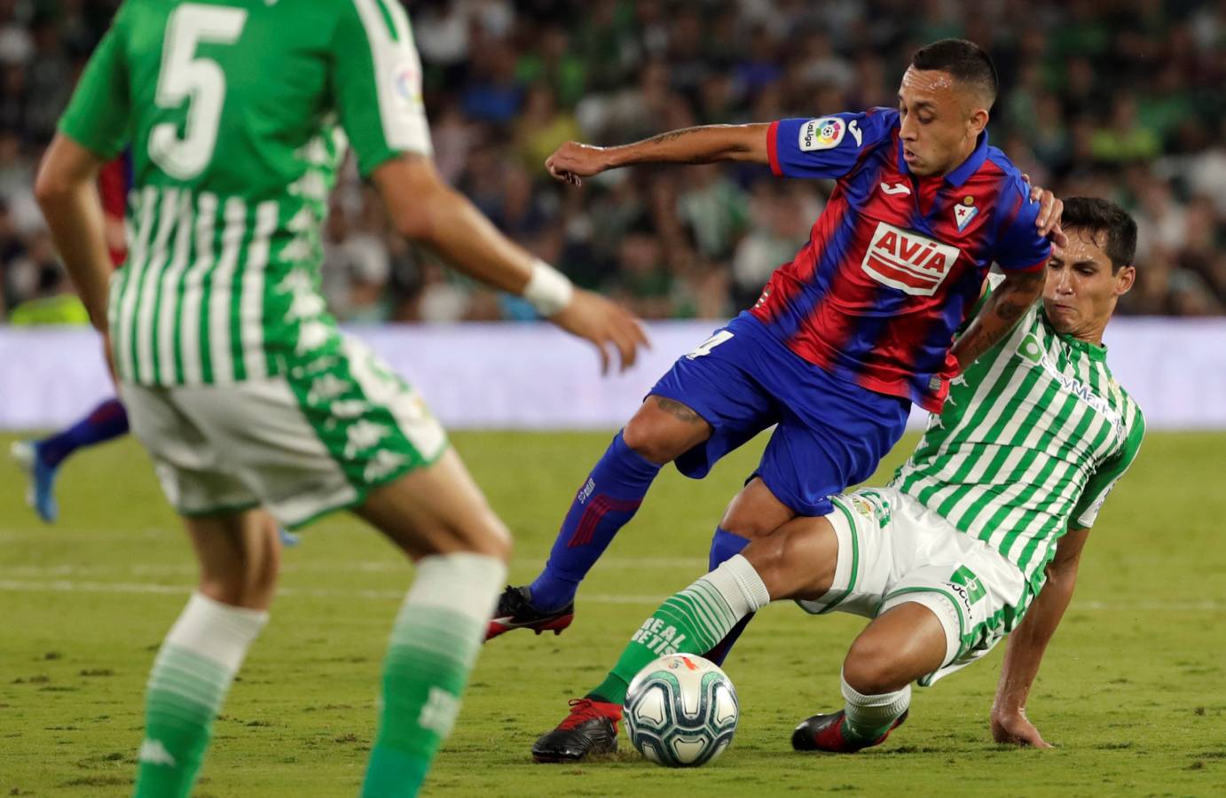 El Benito Villamarín ha sido el escenario en el que se han medido estos dos equipos en el partido que ha dado comienzo a la octava jornada. 