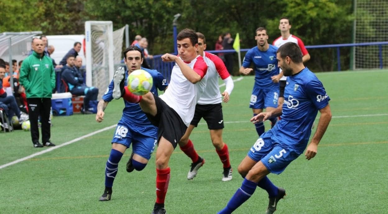 El delantero Unai, del Vitoria, intenta controlar el balón. 