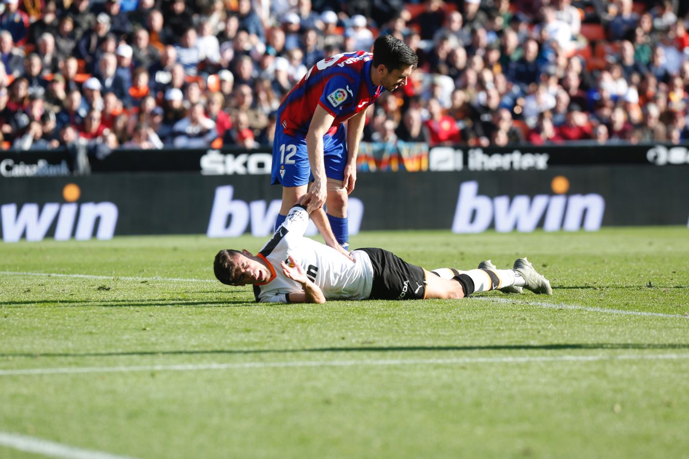 Maxi Gómez anotó el único gol del partido en un partido en el que los armeros echaron en falta las bajas por lesión de Ramis, Arbilla, Kike García, Escalante y Pape Diop, y la sanción de Orellana