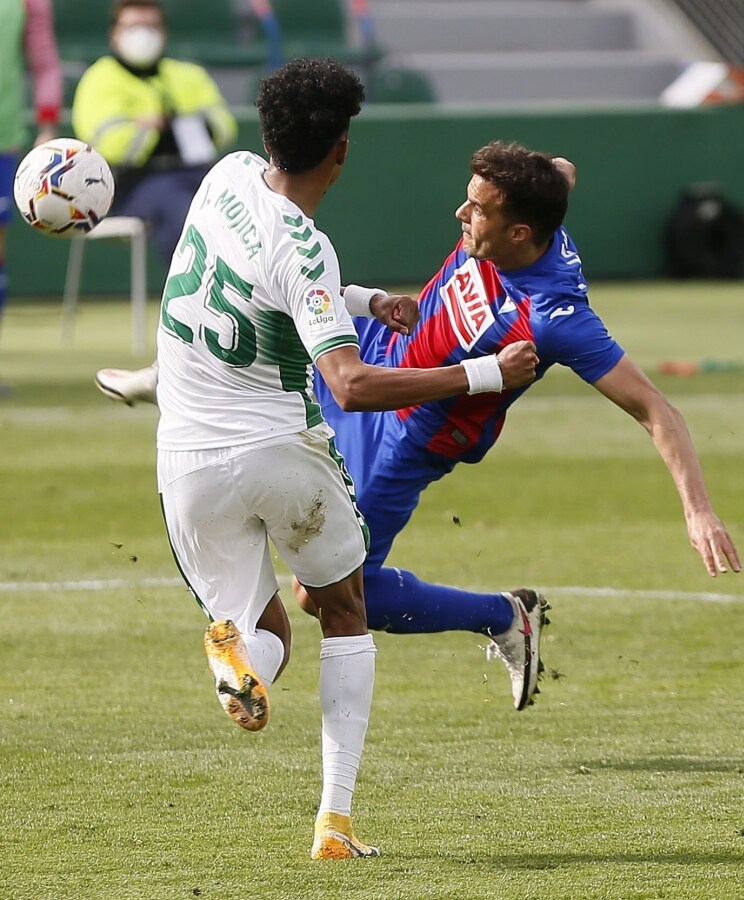 n Eibar estéril en ataque prologa su racha negativa con una hiriente derrota ante un Elche que no necesitó más que una ocasión para ganar. 