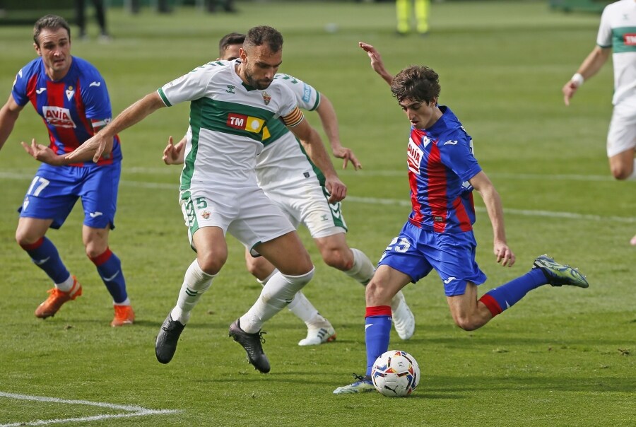 n Eibar estéril en ataque prologa su racha negativa con una hiriente derrota ante un Elche que no necesitó más que una ocasión para ganar. 