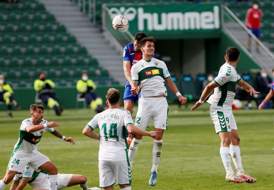 n Eibar estéril en ataque prologa su racha negativa con una hiriente derrota ante un Elche que no necesitó más que una ocasión para ganar. 