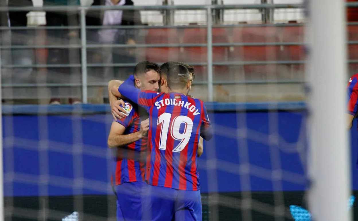 Expósito y Stoichkov celebran uno de los goles ante el Alcorcón en Ipurua. 