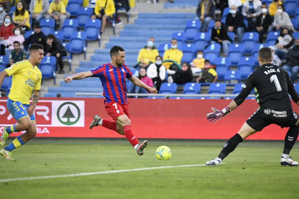 Quique se dispone a chutar a portería. 