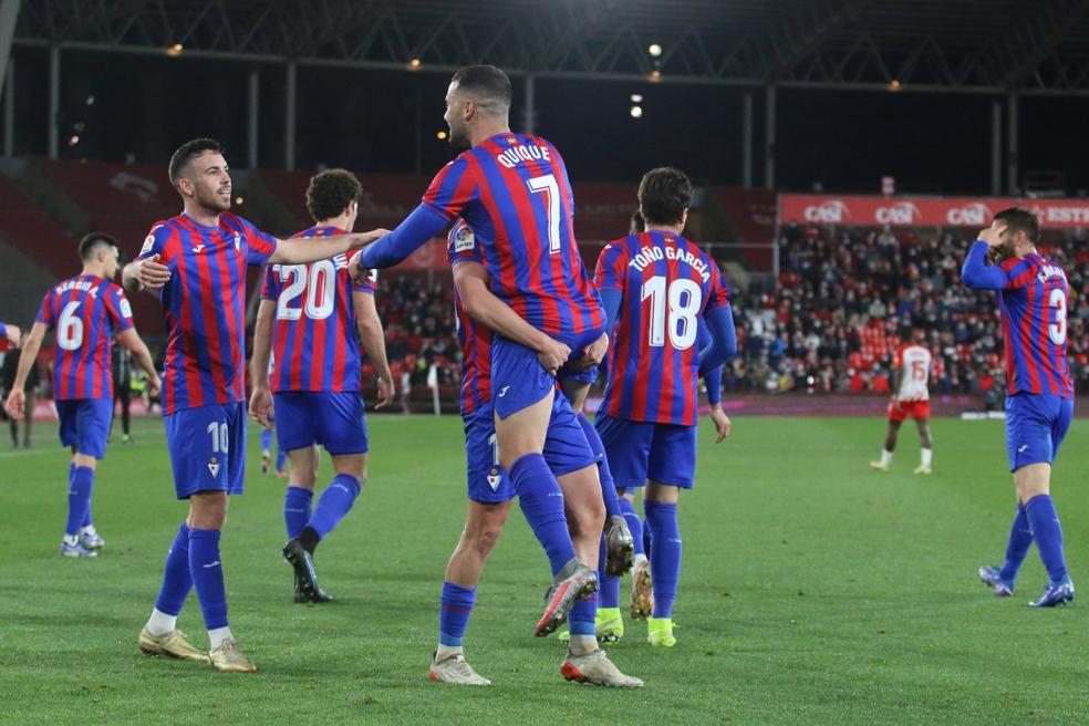 Quique festeja su primer gol en Liga con el Eibar junto a Expósito, el otro goleador de la mágica noche.