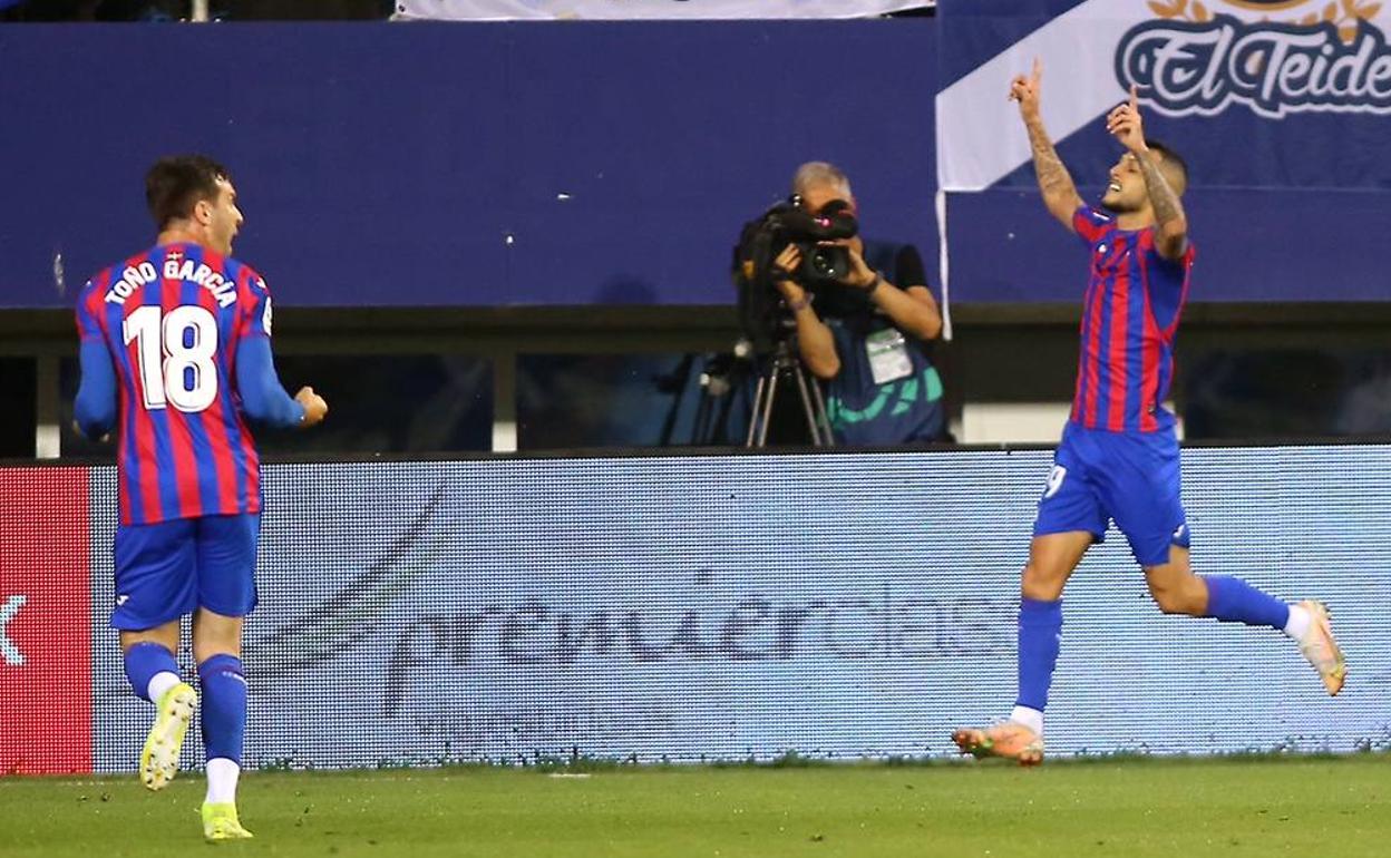 Stoichkov celebra su gol junto a Toño García. 