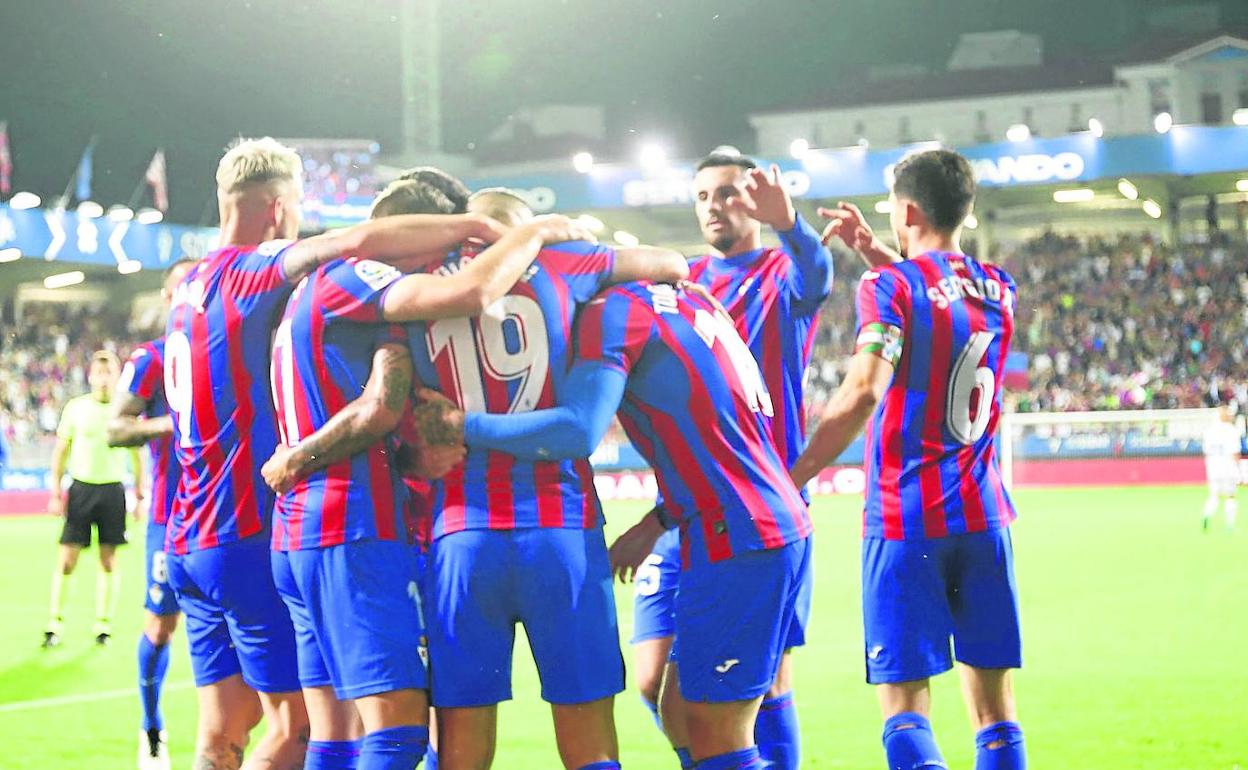 Los jugadores del Eibar celebran un gol en el último partido ante el Tenerife