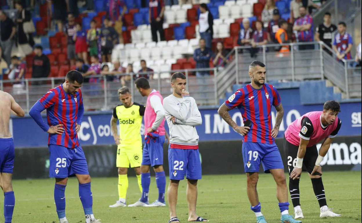 Desolación de los jugadores del Eibar tras perder el domingo ante el Girona. 