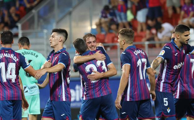 Los jugadores armeros se abrazan tras el último gol, de Bautista.