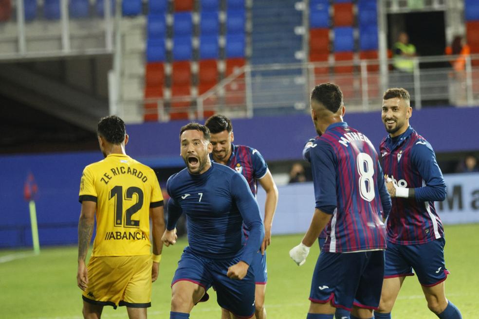 Quique corre eufórico sin su camiseta para celebrar el decisivo gol de penalti. 