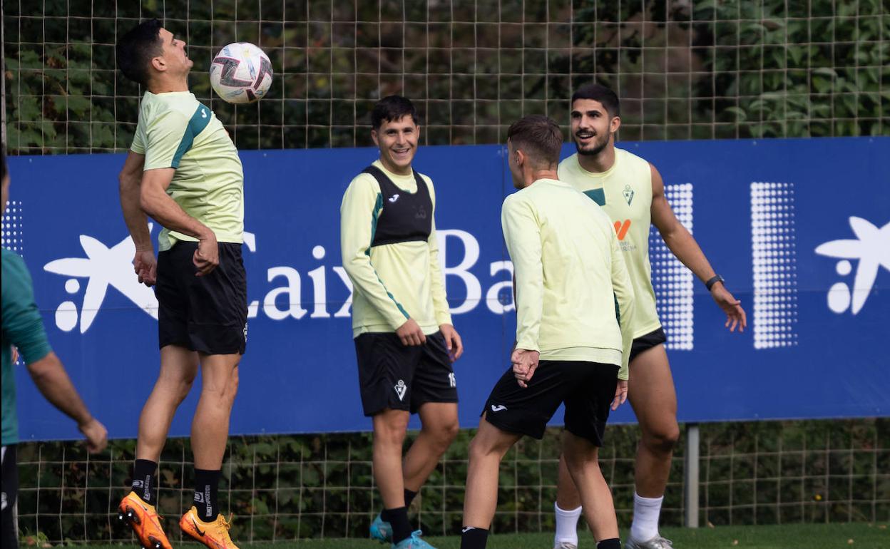 Varios futbolistas del Eibar durante un entrenamiento. 