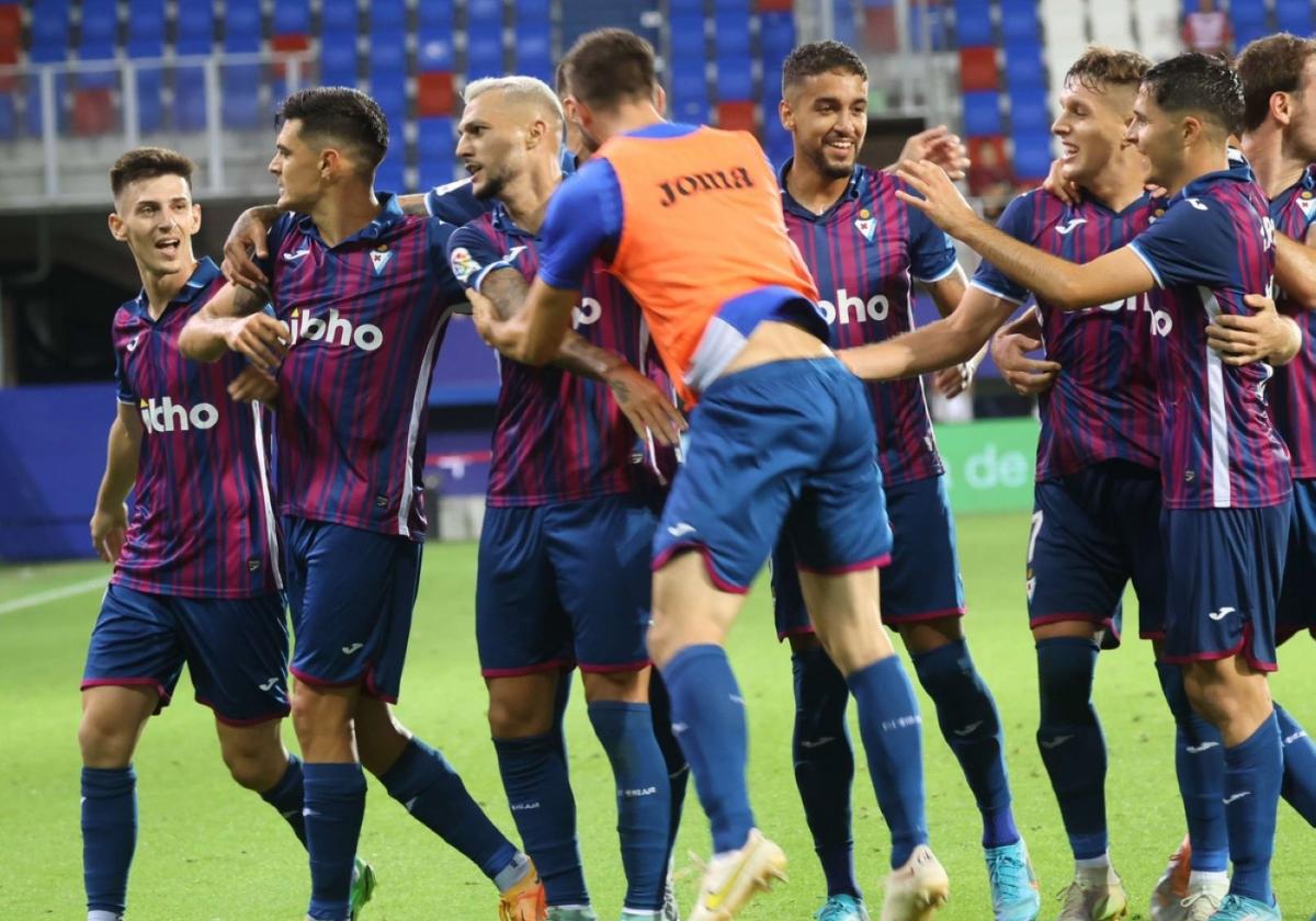 Jugadores del Eibar celebrando el tercer gol marcado en la ida por Stoichkov al Granada.
