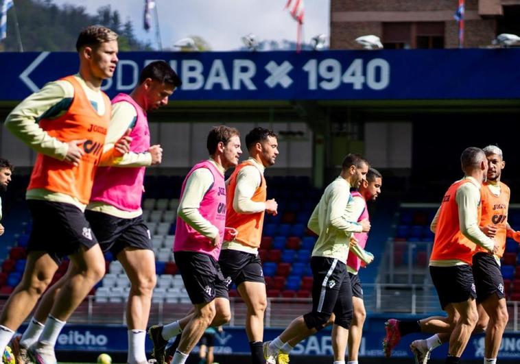 Los jugadores del Eibar entrenando en Ipurua con la confianza de ganar en Granada.
