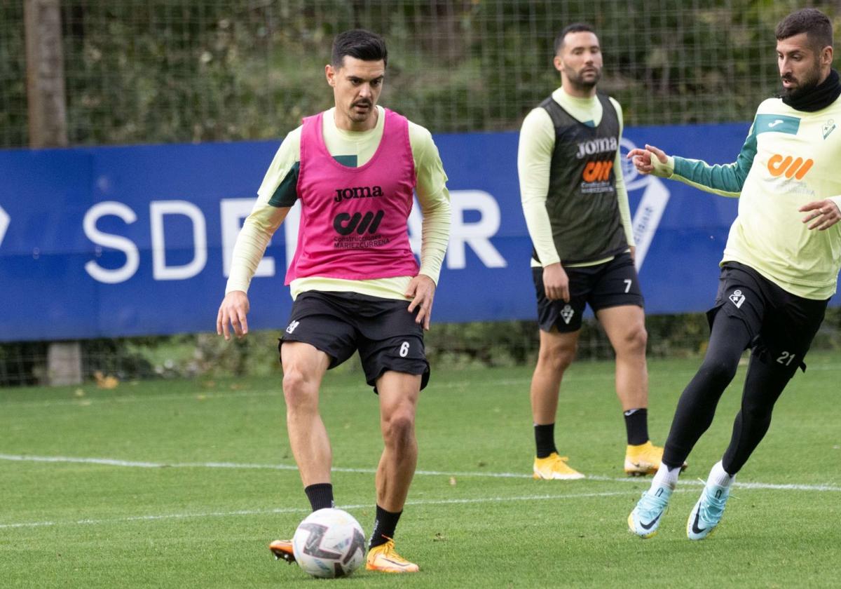 Sergio Álvarez controla el balón en un entrenamiento del Eibar en Atxabalpe.