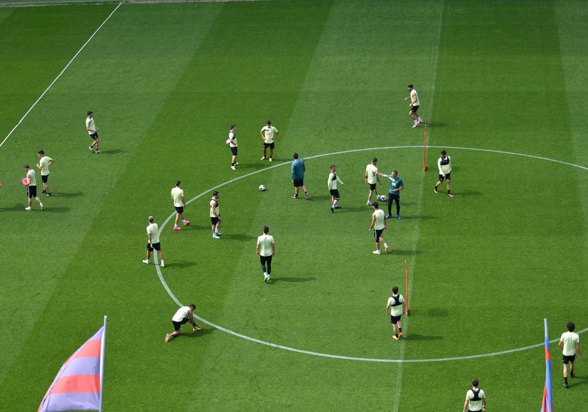 Gaizka Garitano dirige el entrenamiento en Ipurua.