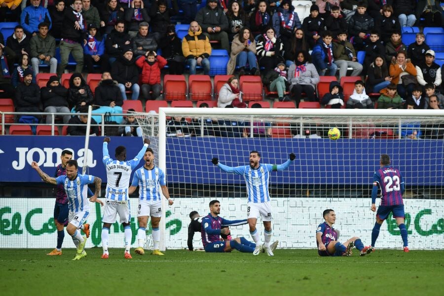 Fotos: El Eibar se hace más líder