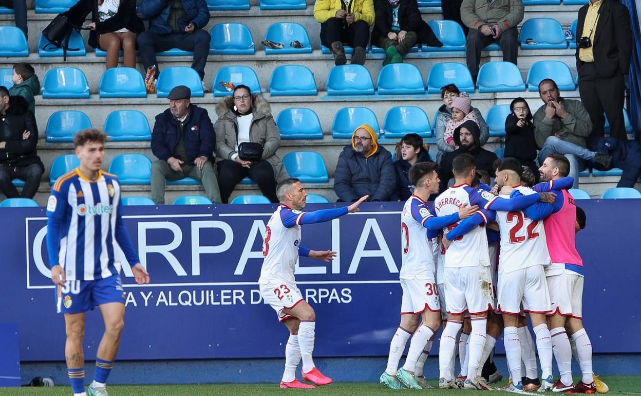 Los futbolistas del Eibar celebran en una piña el tanto armero. 