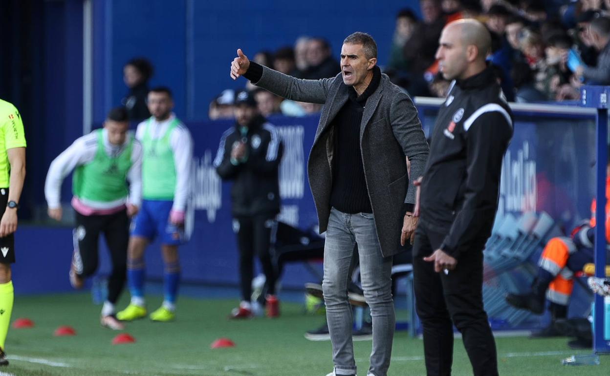 Gaizka Garitano da instrucciones a sus futbolistas desde la banda de El Toralín. 