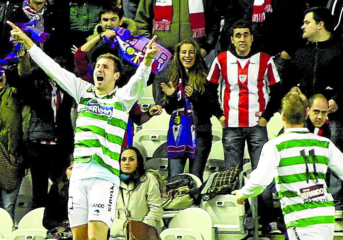 Mikel Arruabarrena celebra el gol de penalti al Athletic que dio el pase copero al Eibar.