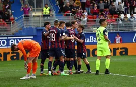 Los jugadores del Eibar celebran uno de los goles marcados al Amorebieta