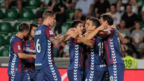 Dani García recibe el abrazo de sus compañeros. Su gol ponía de cara el partido de Elche desde sus primeros compases. 