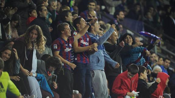 La afición vibró en el partido de ida en Ipurua. 