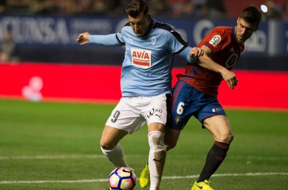 Sergi Enrich controla el balón durante el partido en El Sadar