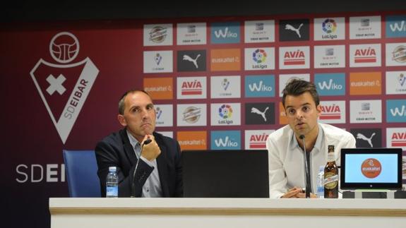 Fran Garagarza, director deportivo del Eibar, y Mikel González.